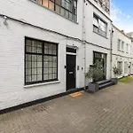 Two-Bedroom Apartment Short Term Rental & Flexible Renting Hackney With Free Wifi And Roof Terrace!