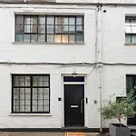 Two-Bedroom Apartment Short Term Rental & Flexible Renting Hackney With Free Wifi And Roof Terrace!