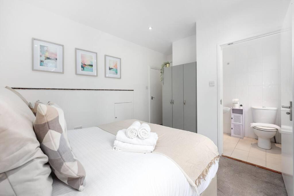 Two-bedroom Short Term & Flexible Renting Hackney With Free Wifi And Roof Terrace! Appartamento