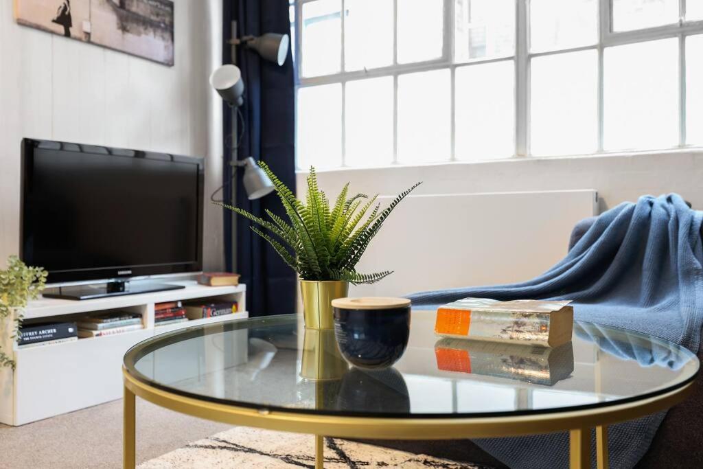 Two-bedroom Short Term & Flexible Renting Hackney With Free Wifi And Roof Terrace! Londra