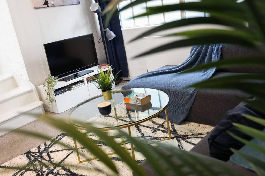 Two-bedroom Short Term & Flexible Renting Hackney With Free Wifi And Roof Terrace! Appartamento