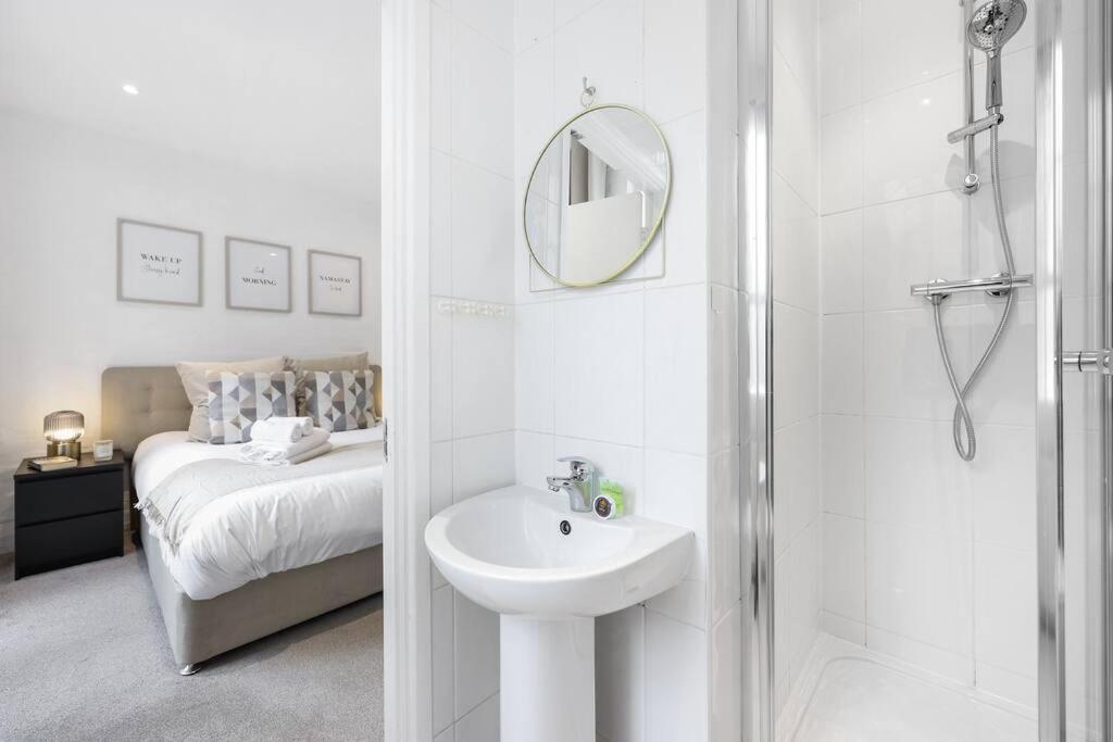 Two-bedroom Short Term & Flexible Renting Hackney With Free Wifi And Roof Terrace! Appartamento Londra