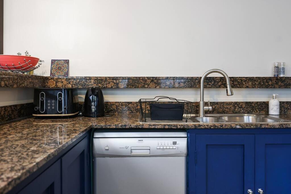 Two-bedroom Short Term & Flexible Renting Hackney With Free Wifi And Roof Terrace! *