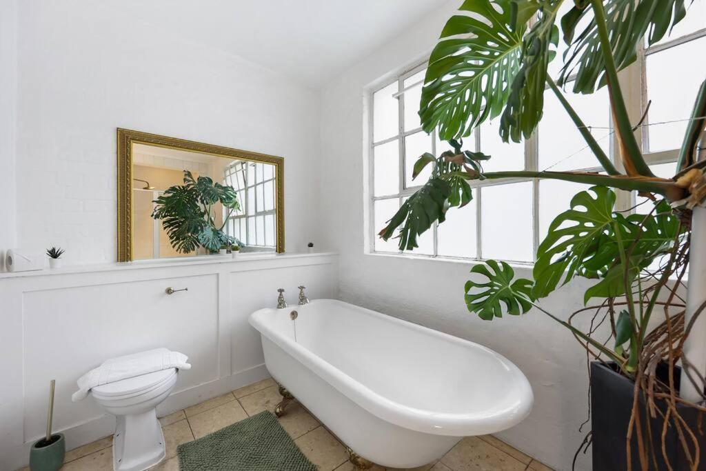Appartamento Two-bedroom Short Term & Flexible Renting Hackney With Free Wifi And Roof Terrace! Londra