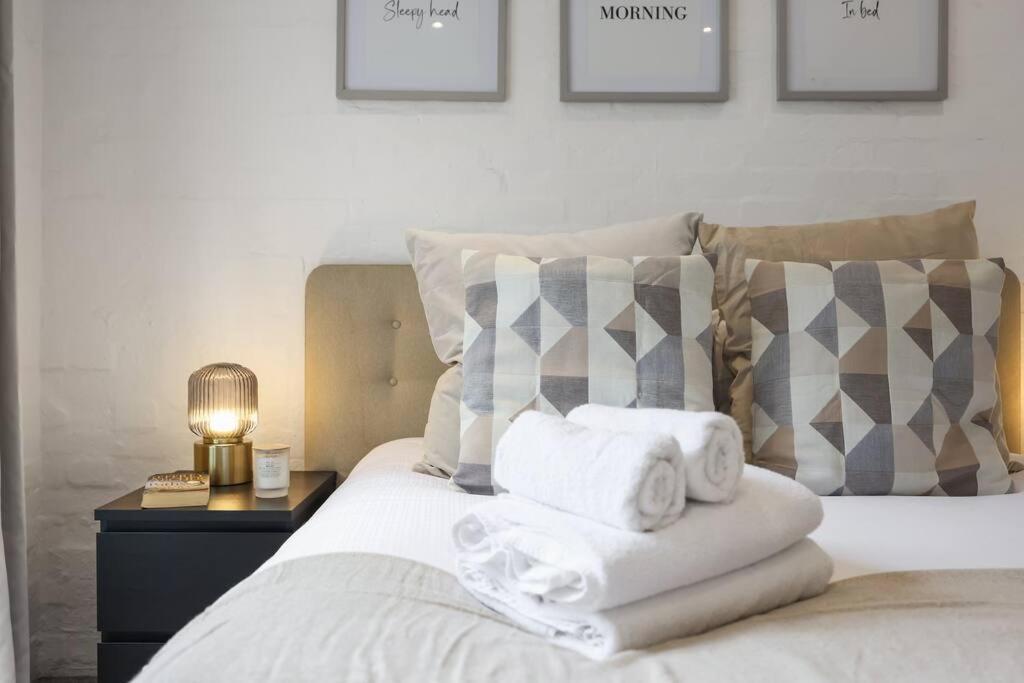 Two-bedroom Short Term & Flexible Renting Hackney With Free Wifi And Roof Terrace!