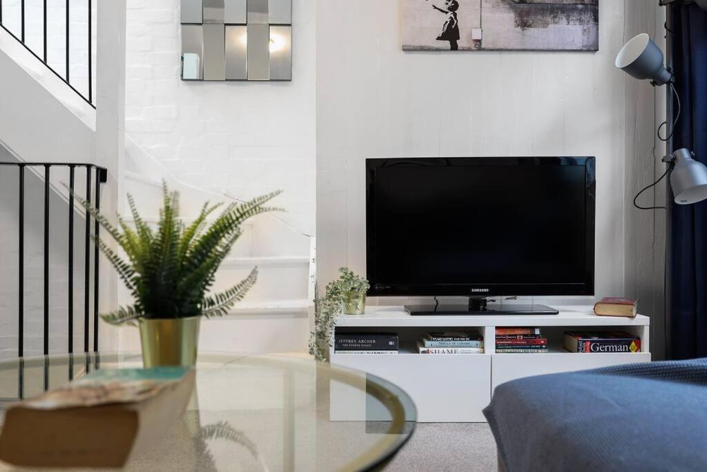 Two-bedroom Short Term & Flexible Renting Hackney With Free Wifi And Roof Terrace!