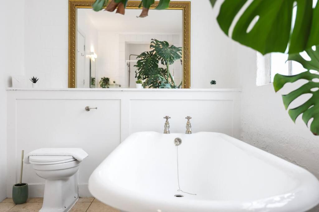 Two-bedroom Short Term & Flexible Renting Hackney With Free Wifi And Roof Terrace! Londra