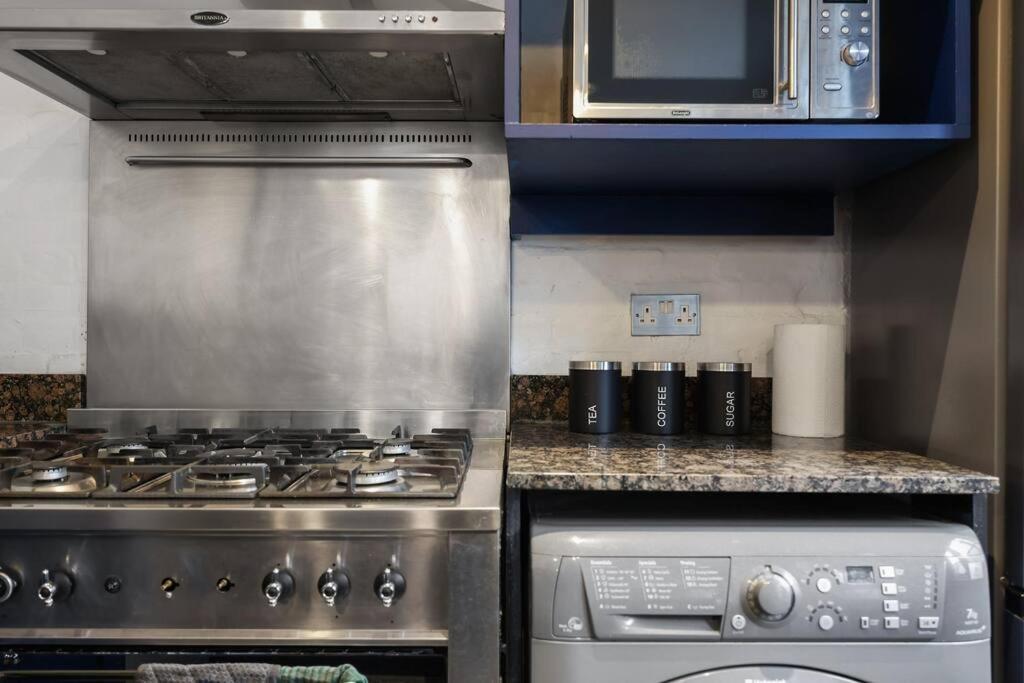 Two-bedroom Short Term & Flexible Renting Hackney With Free Wifi And Roof Terrace! *